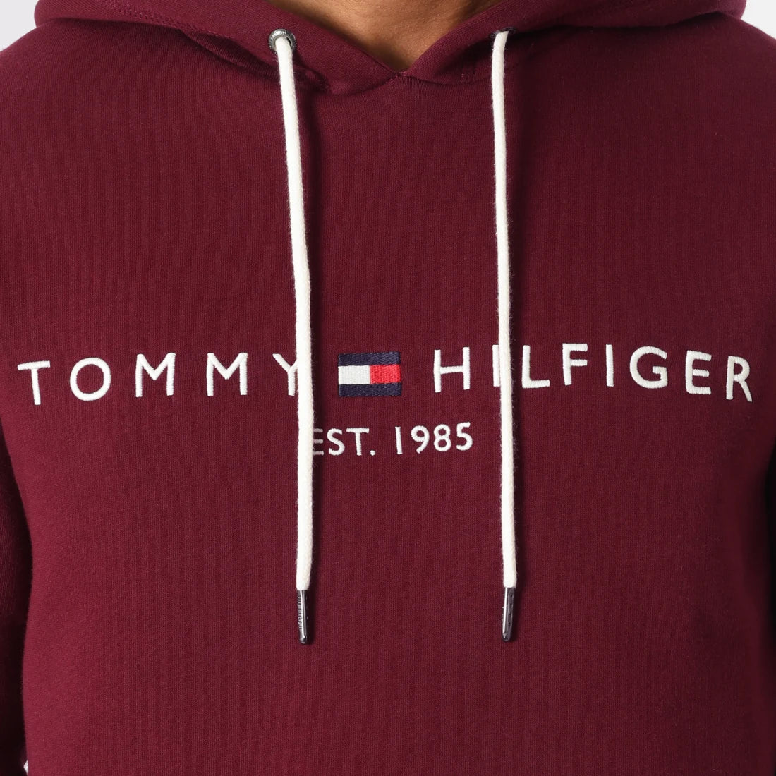 TOMMY HILFIGER SWEAT A CAPUCHE Homme Deep Bordeaux est 1985